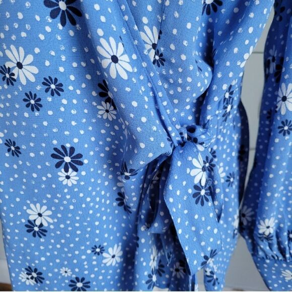 Talbots Petites Blue Flora Wrap Blouse Poet Sleeve V-Neck Flowers & Dots Size LP - Picture 7 of 16